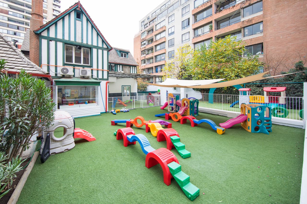 Patio de juegos colorido del Jardín Infantil Marco Polo en Diego de Deza, Las Condes