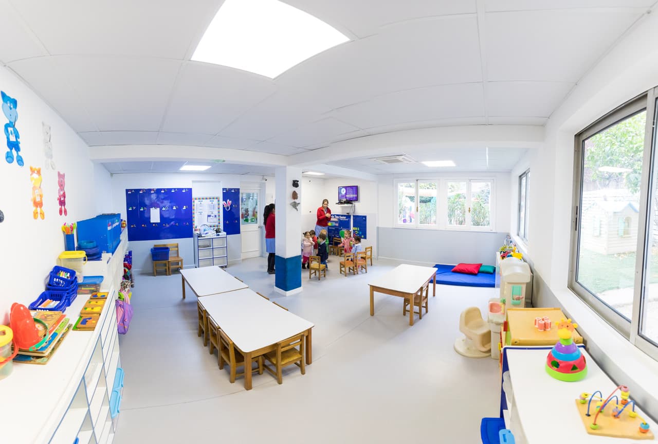 Sala de clases moderna y luminosa del Jardín Infantil Marco Polo, Las Condes
