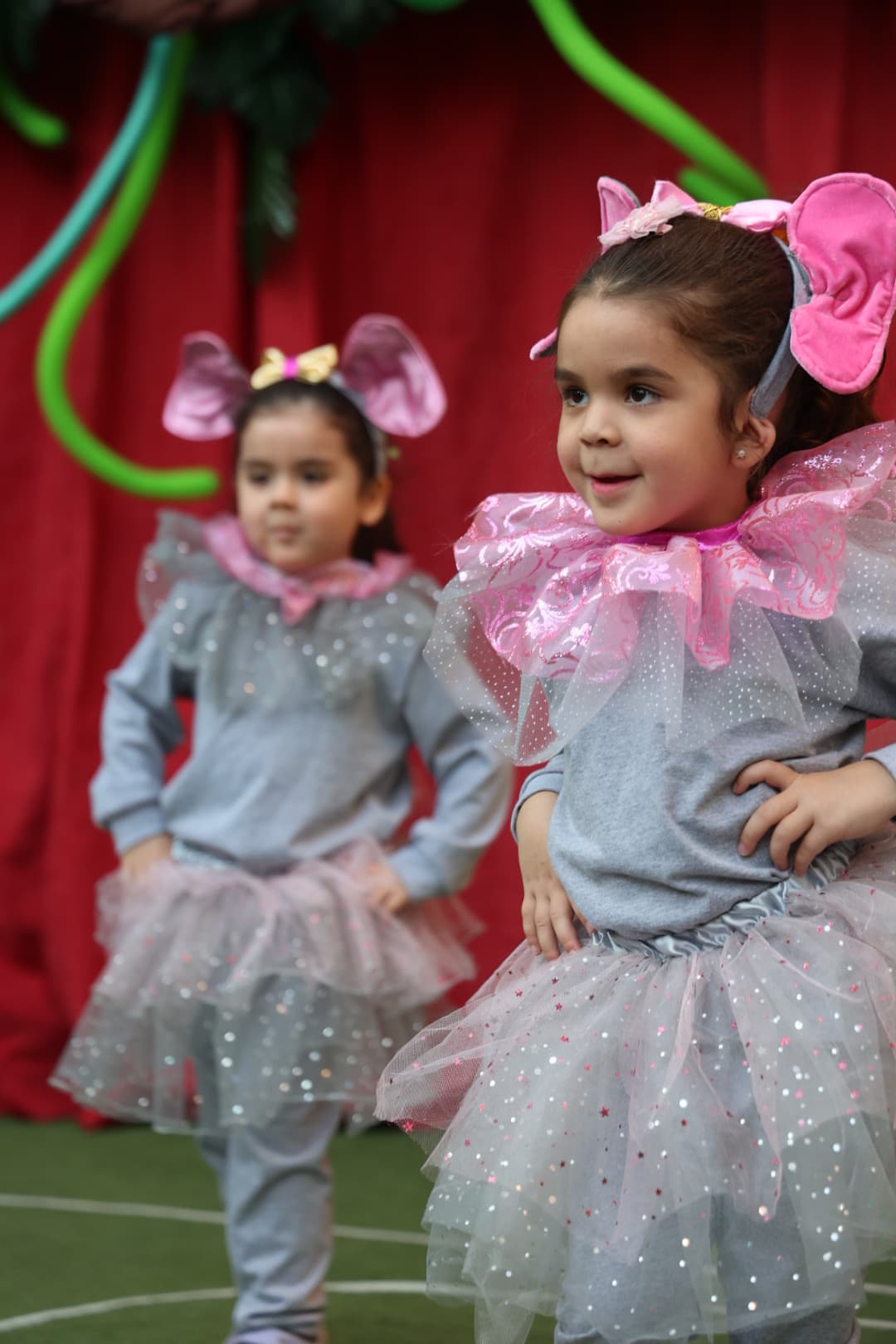 Niñas con disfraces de elefante en una presentación del Jardín Infantil Marco Polo, Las Condes