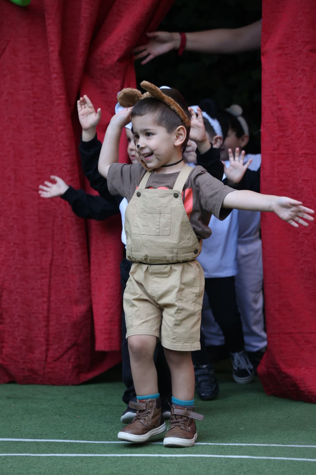 Niño bailando feliz en una función del Jardín Infantil Marco Polo, Las Condes