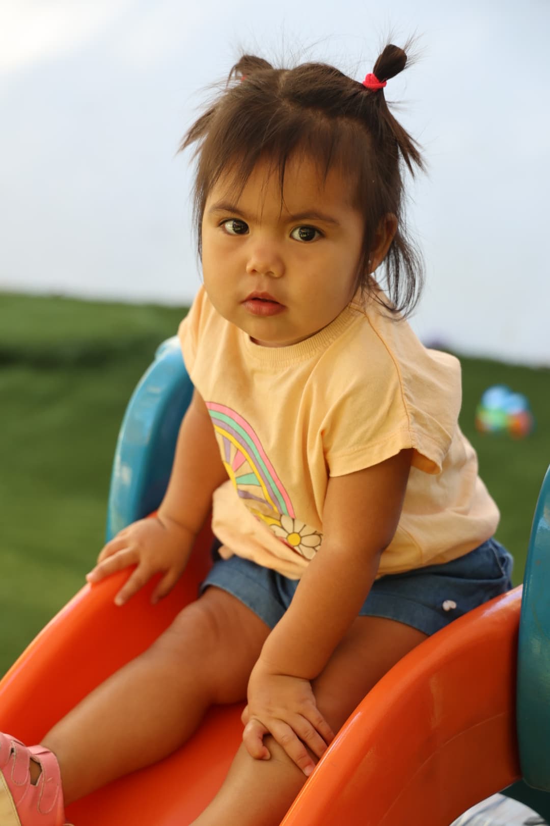 Niña jugando en el resbalín del Jardín Infantil Marco Polo, Las Condes