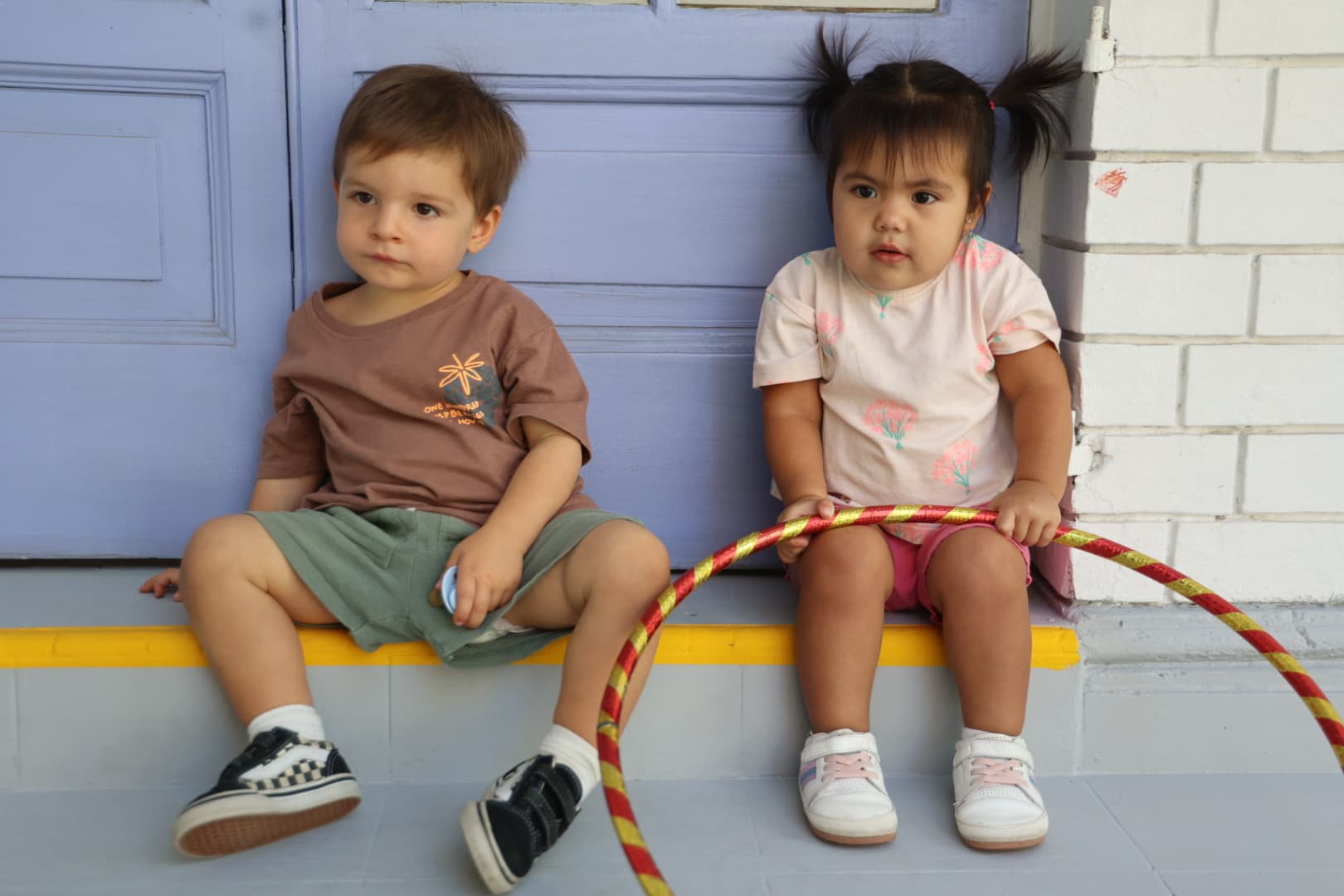 Niños jugando con un aro en el patio del Jardín Infantil Marco Polo, Las Condes