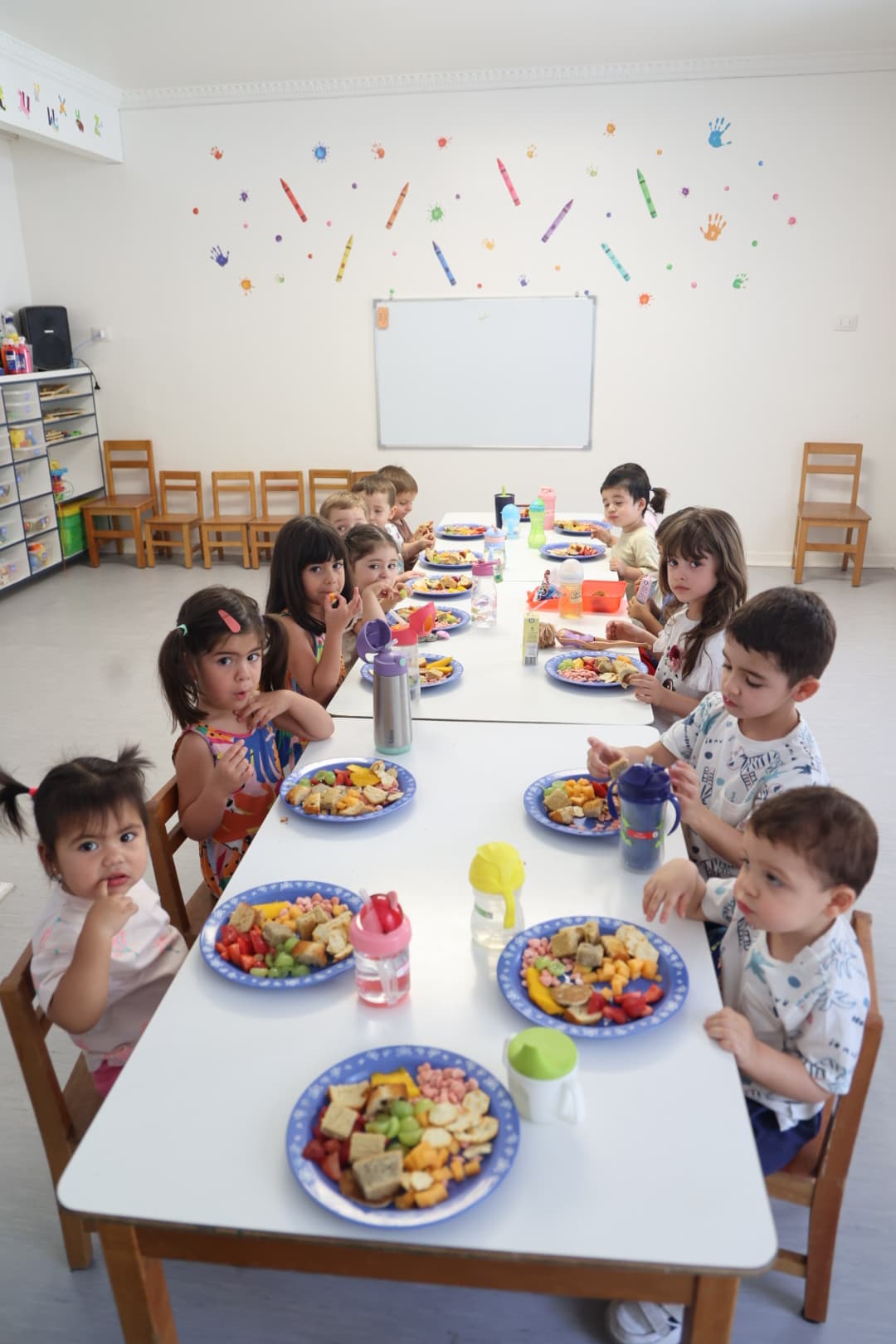 Hora de colación saludable en la sala del Jardín Infantil Marco Polo, Las Condes